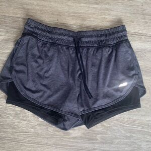 Avía athletic shorts size L ( 12-14)